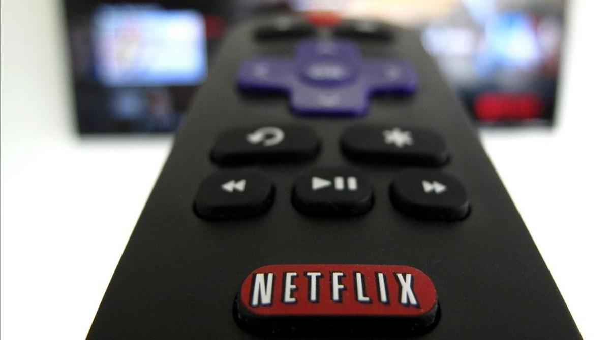 Un mando a distancia con el logo de Netflix.