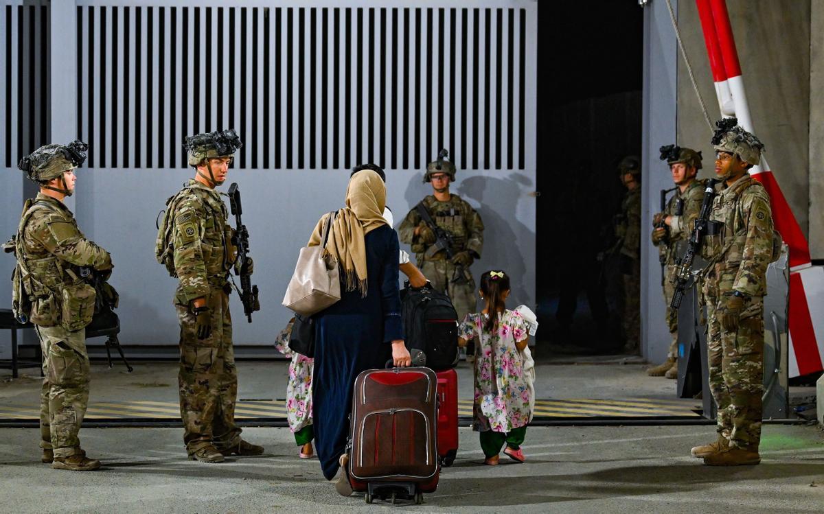 Evacuación de población civil en el aeropuerto de Kabul