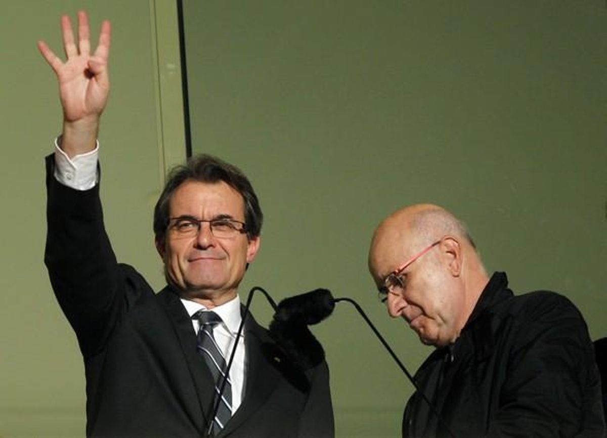 Duran Lleida (derecha) pasa junto a Artur Mas mientras este saluda a sus seguidores, la noche del 25-N. Duran Lleida (derecha) pasa junto a Artur Mas mientras este saluda a sus seguidores, la noche del 25-N.
