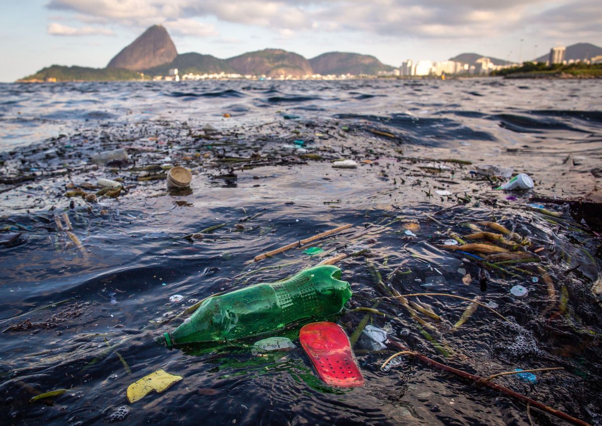 Fotografía tomada el pasado 2 de junio, que muestra basura que flota en las aguas de la bahía de Guanabara, en Río de Janeiro. Fotografía tomada el pasado 2 de junio, que muestra basura que flota en las aguas de la bahía de Guanabara, en Río de Janeiro.