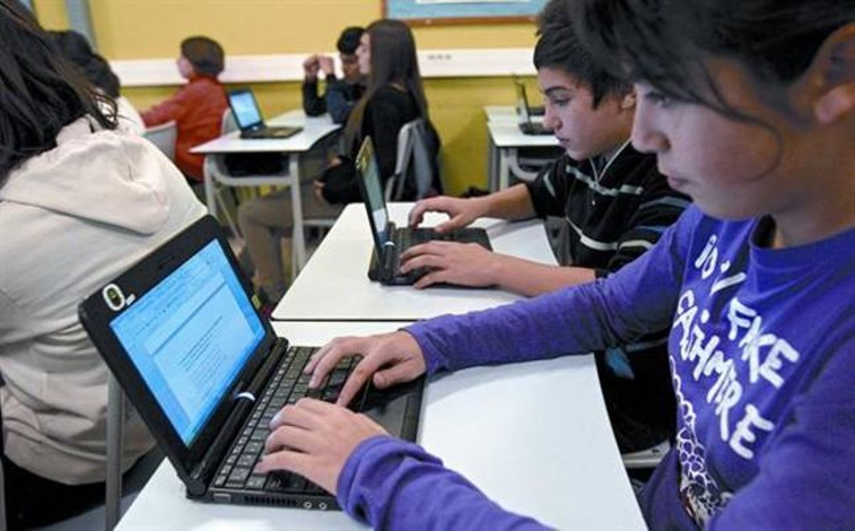 Alumnos de ESO del colegio Juan XXIII de L’Hospitalet de Llobregat, trabajando con los ordenadores en clase. Alumnos de ESO del colegio Juan XXIII de L’Hospitalet de Llobregat, trabajando con los ordenadores en clase.
