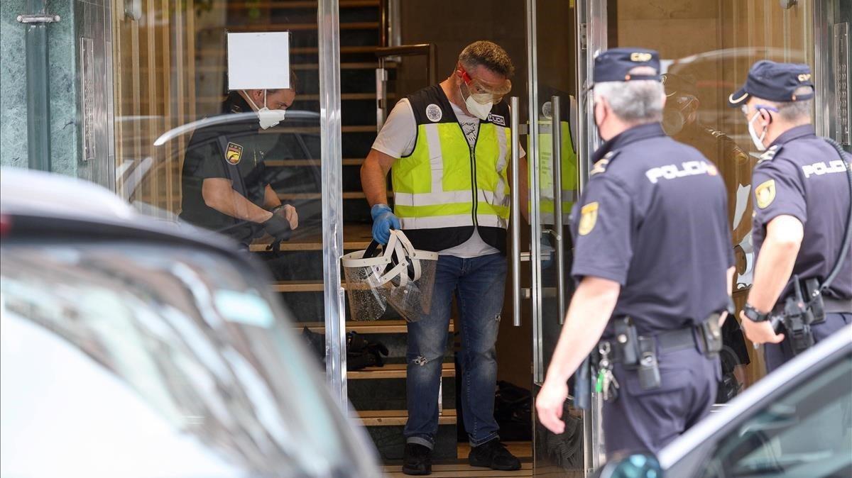 Agentes de la Policía Nacional este domingo en un edificio de Santander puesto en cuarentena después de que la Consejería de Sanidad del Gobierno de Cantabria haya confirmado un brote de covid-19.