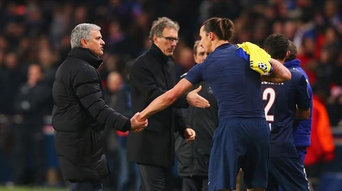 Mourinho, al acabar el partido, saluda a Ibrahimovic ante Blanc, el técnico del París SG. Mourinho, al acabar el partido, saluda a Ibrahimovic ante Blanc, el técnico del París SG.