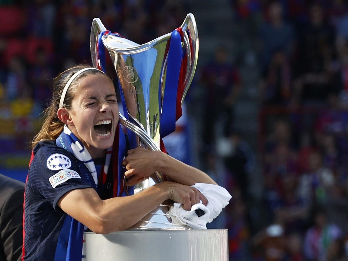 Aitana Bonmatí abraza el trofeo de la Champions Aitana Bonmatí abraza el trofeo de la Champions
