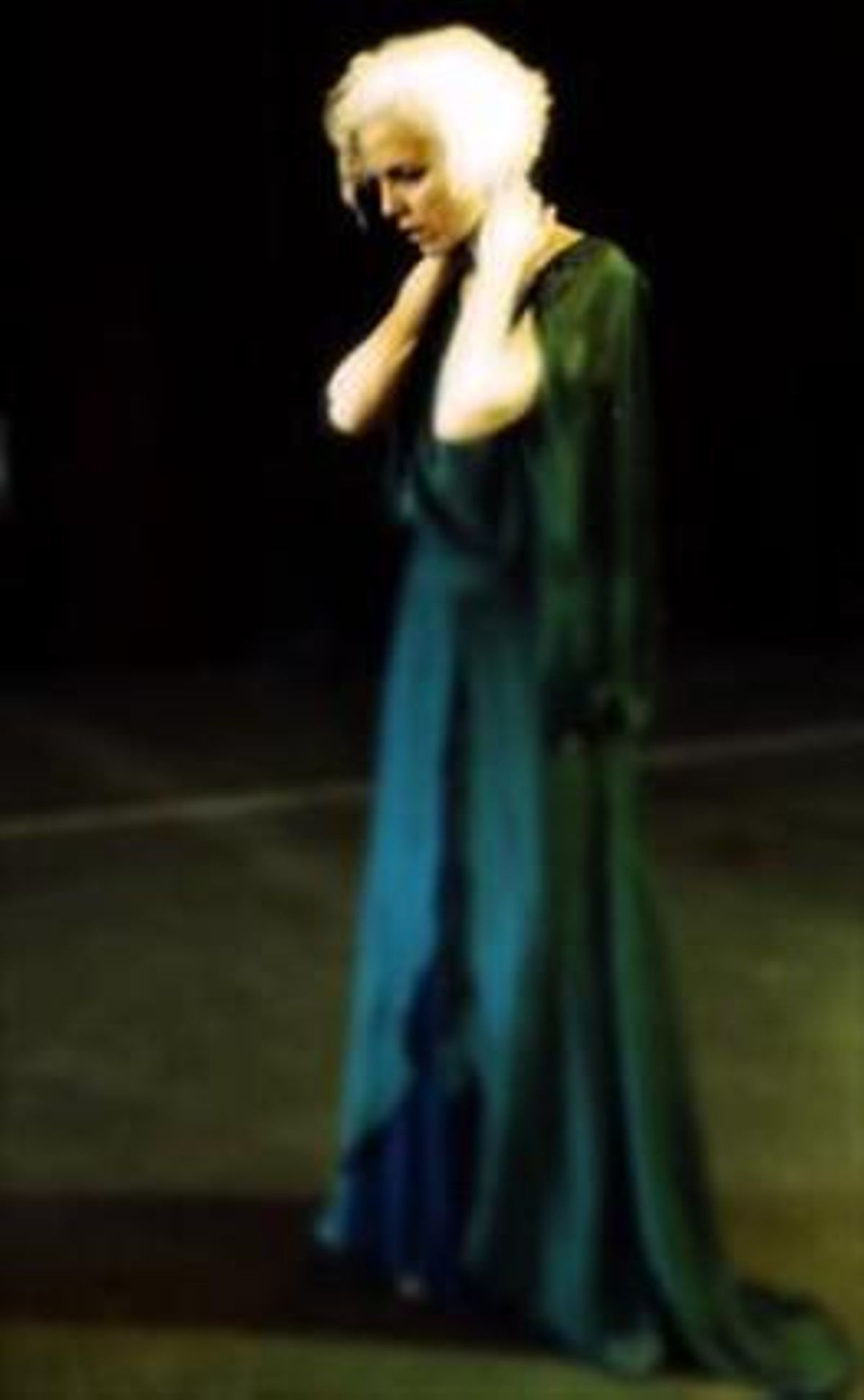 Esther Bové, en ’El teatre i la pesta’, de Antonin Artaud. Esther Bové, en ’El teatre i la pesta’, de Antonin Artaud.