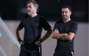 Xavi junto a Òscar Hernández, su hermano que ejerce de segundo entrenador en el Al-Sadd.