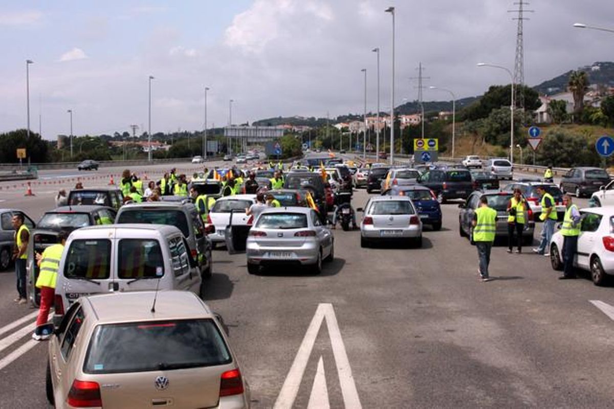 Protesta de usuarios en Vilassar de Mar para no pagar los peajes Protesta de usuarios en Vilassar de Mar para no pagar los peajes