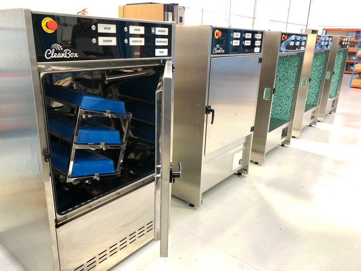 La máquina de la startup CleanBox fue concebida para desinfectar las bandejas de los aeropuertos, pero con la crisis del coronavirus se ha ampliado su aplicación a las cestas y carritos de los supermercados La máquina de la startup CleanBox fue concebida para desinfectar las bandejas de los aeropuertos, pero con la crisis del coronavirus se ha ampliado su aplicación a las cestas y carritos de los supermercados