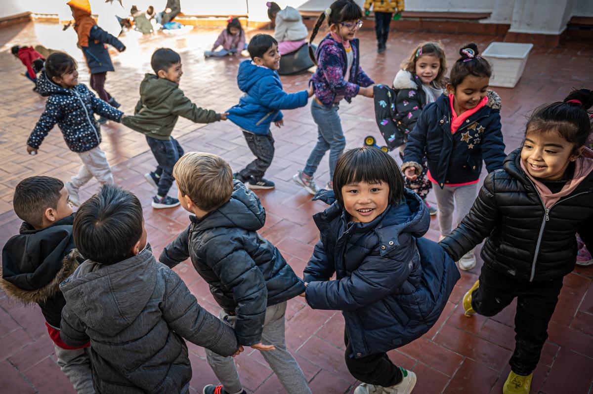 Alumnos de primaria del colegio Sant Pere Claver de Barcelona, jugando en el patio.