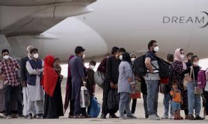 Llegada de afganos evacuados de Kabul a la base aérea de Torrejón de Ardoz.