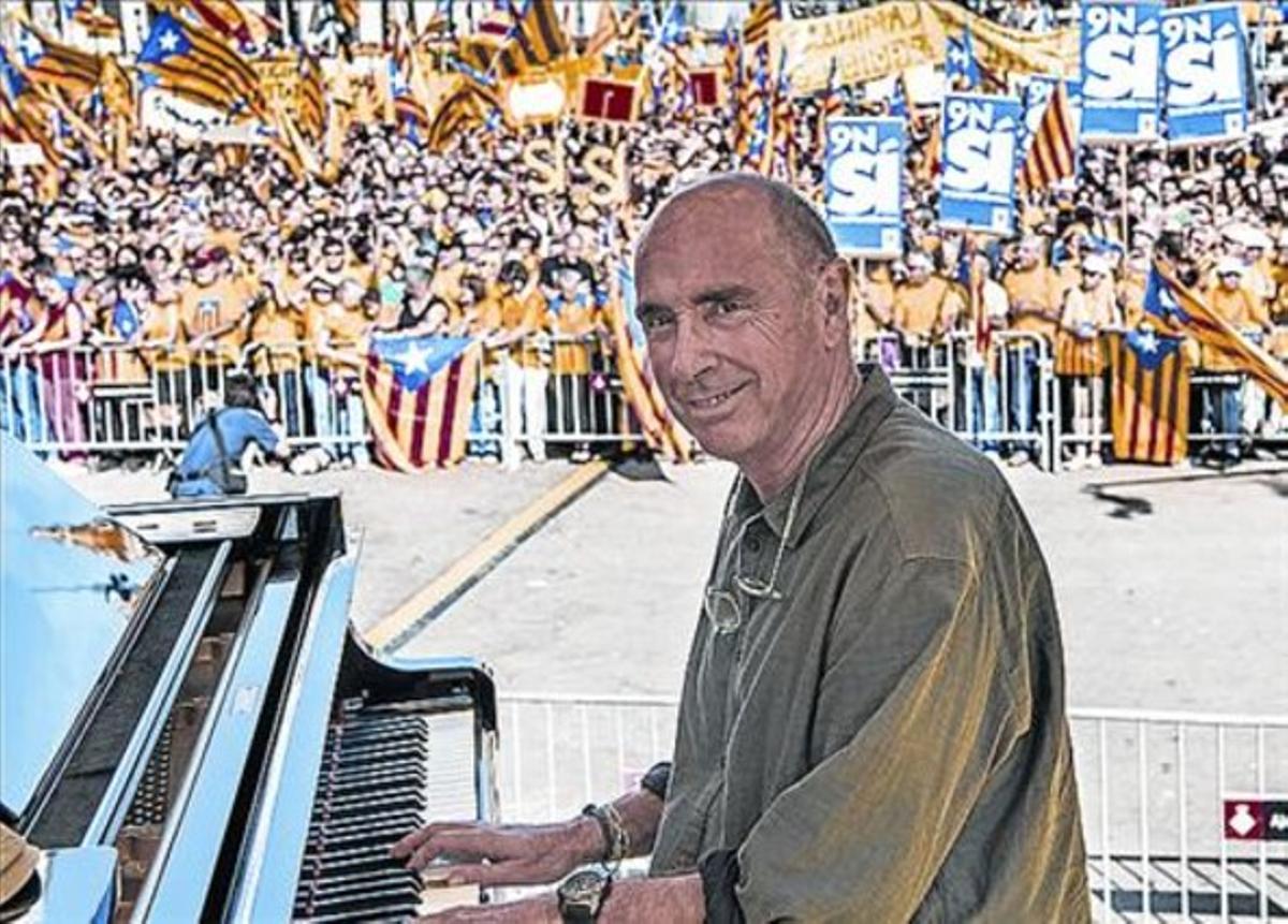 El cantate y compositor Lluís Llach participó en la movilización.tocando el piano