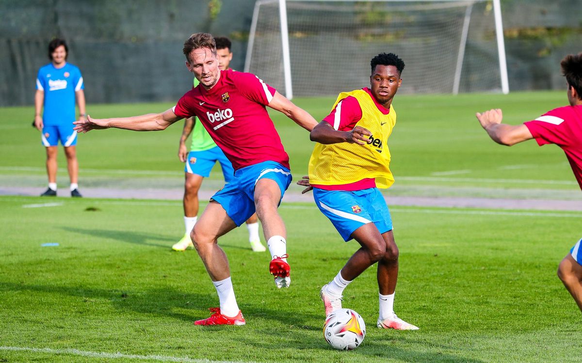 Luuk de Jong pelea por un balón con Ansu en su primer entrenamiento con el Barça. Luuk de Jong pelea por un balón con Ansu en su primer entrenamiento con el Barça.
