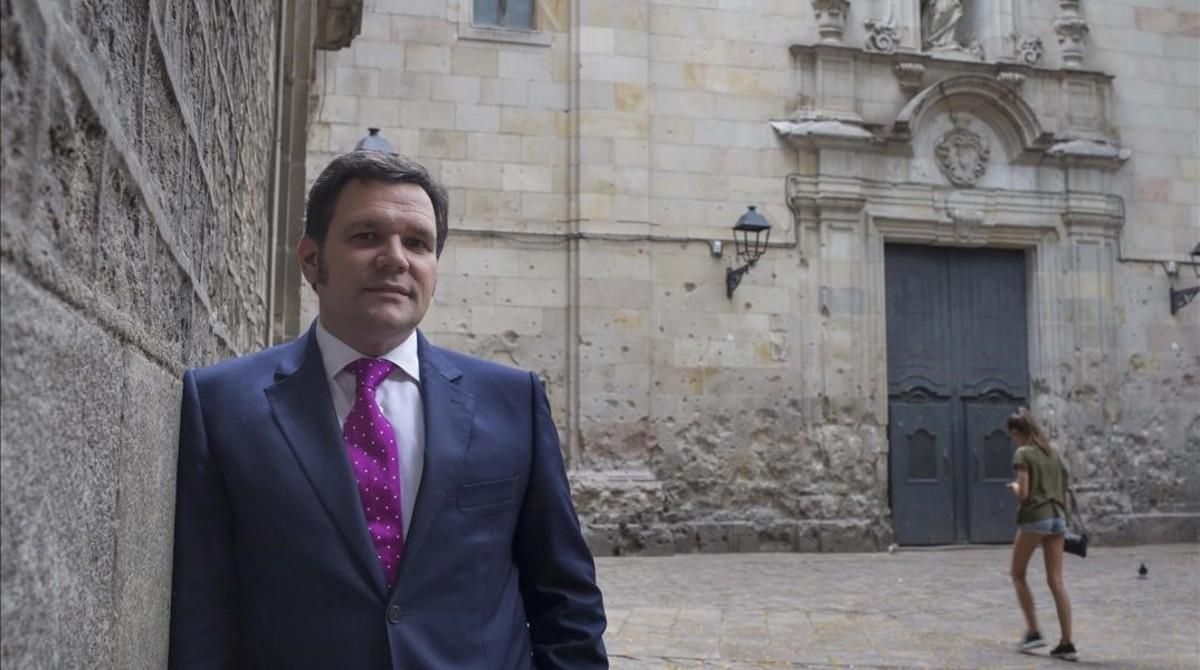 Roger Guasch en la plaza de Sant Felip Neri, en el barrio Gòtic, en una foto de junio del 2016. Roger Guasch en la plaza de Sant Felip Neri, en el barrio Gòtic, en una foto de junio del 2016.