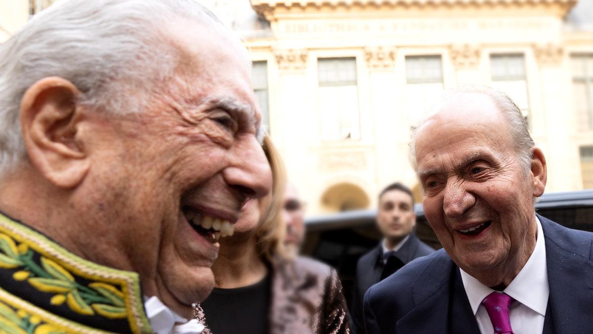 Vargas Llosa y Juan Carlos I, en París.