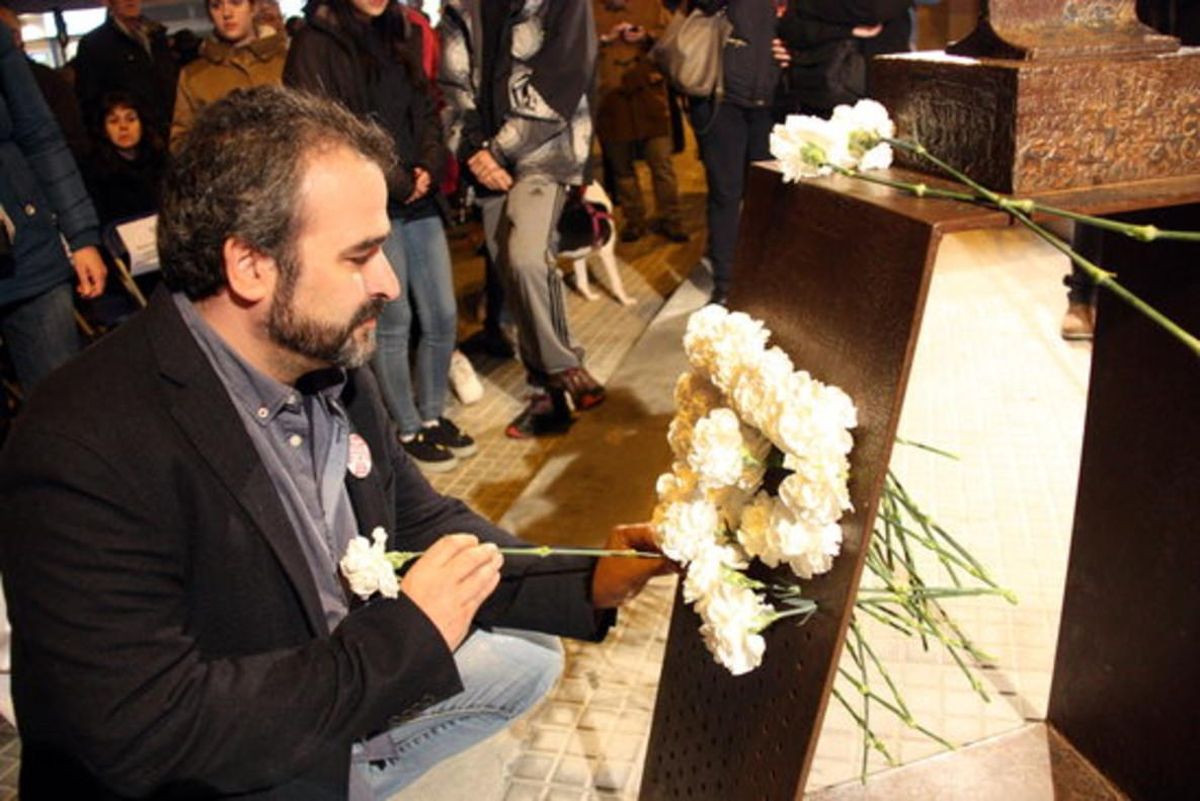 Un vecino deja una ofrenda en el monolito en recuerdo a las víctimas, el pasado mes de marzo. Un vecino deja una ofrenda en el monolito en recuerdo a las víctimas, el pasado mes de marzo.