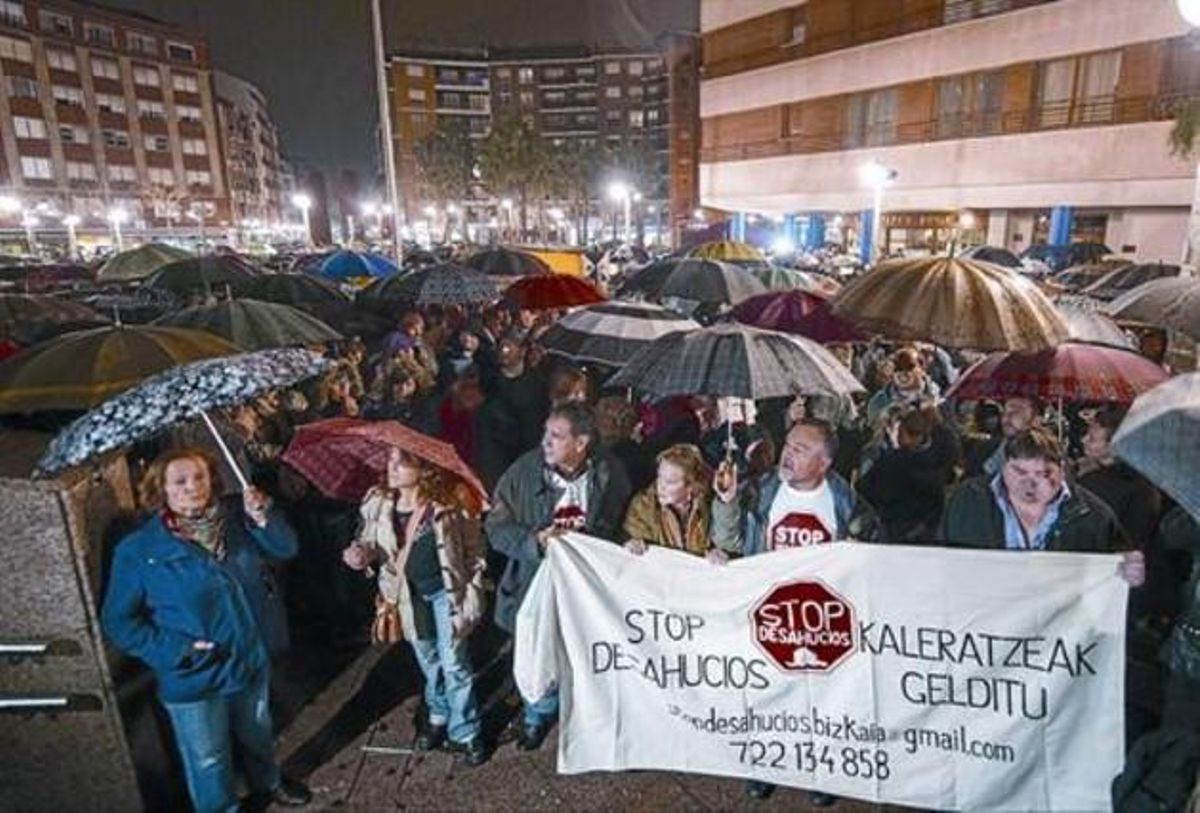 Multitudinaria protesta en Barakaldo, ayer tarde, tras el suicidio de una vecina justo cuando iba a ser desahuciada de su piso. Multitudinaria protesta en Barakaldo, ayer tarde, tras el suicidio de una vecina justo cuando iba a ser desahuciada de su piso.