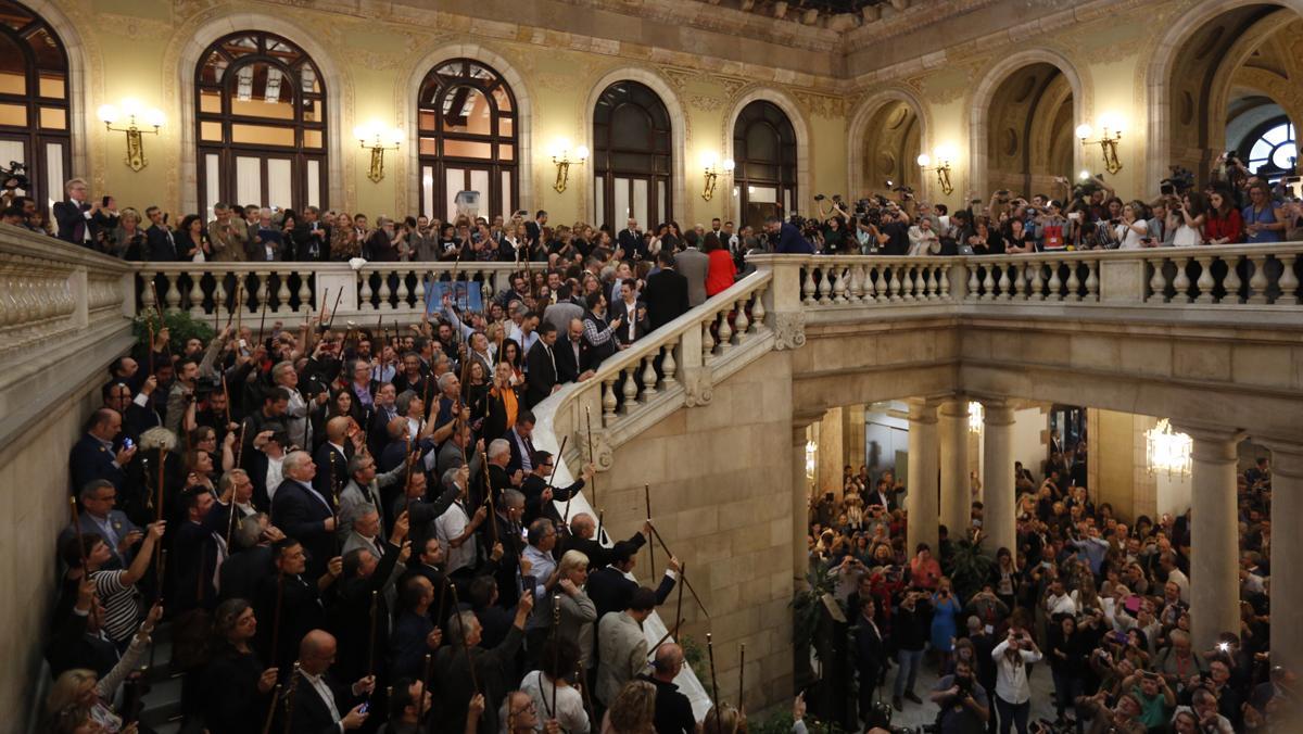  El Parlament celebra la declaración de independencia cantando Els Segadors