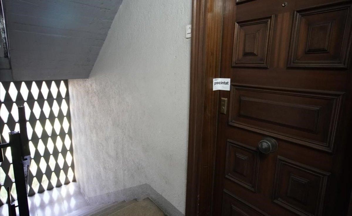 La puerta del domicilio de la mujer hallada muerta, precintada. La puerta del domicilio de la mujer hallada muerta, precintada.