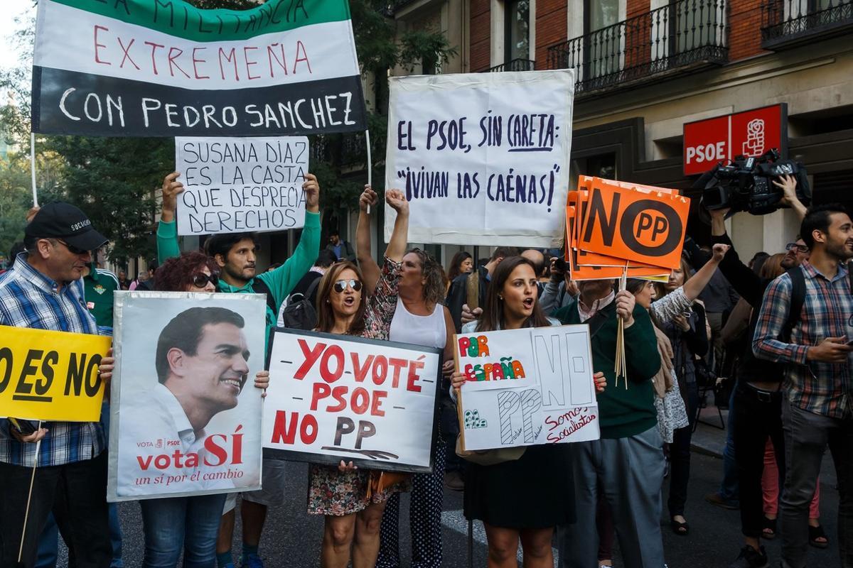  Pancartas de partidarios de Sánchez, ante la sede del PSOE.