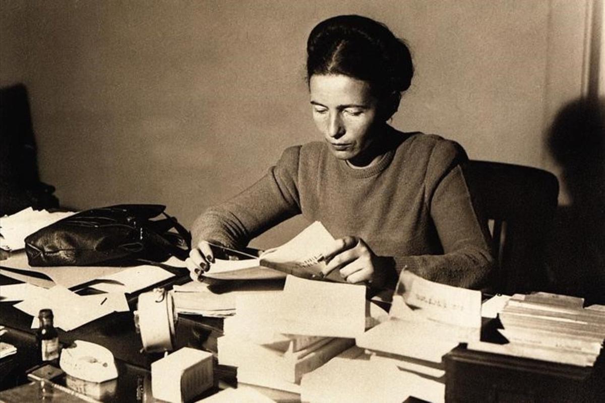 Simone de Beauvoir, en su despacho, en noviembre de 1945.