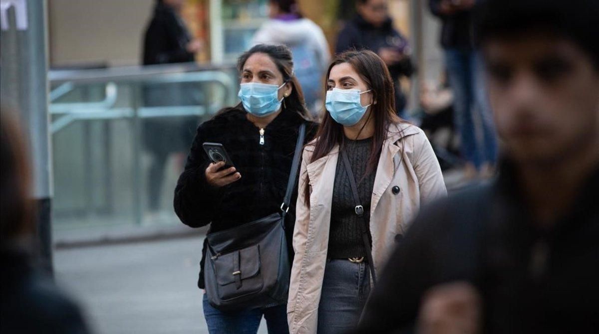 Dos mujeres con mascarilla por el centro de Barcelona, el 26 de julio. Dos mujeres con mascarilla por el centro de Barcelona, el 26 de julio.