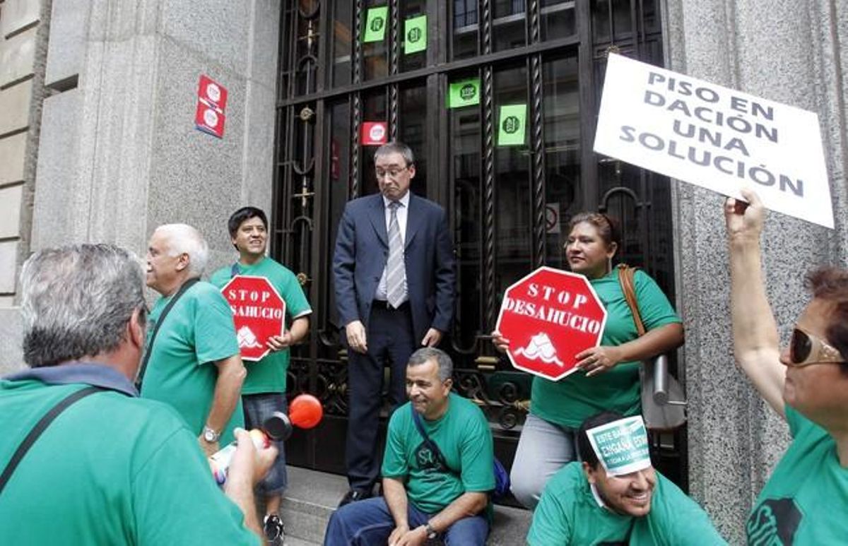 Miembros de la PAH en una acción de protesta en 2012. Miembros de la PAH en una acción de protesta en 2012.