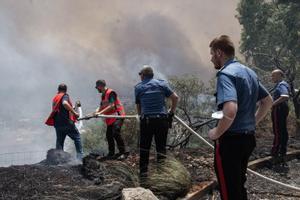 Bomberos intentan apagar los incendios que rodean la ciudad de Palermo, en Sicilia. En vídeo, los incendios de Palermo.