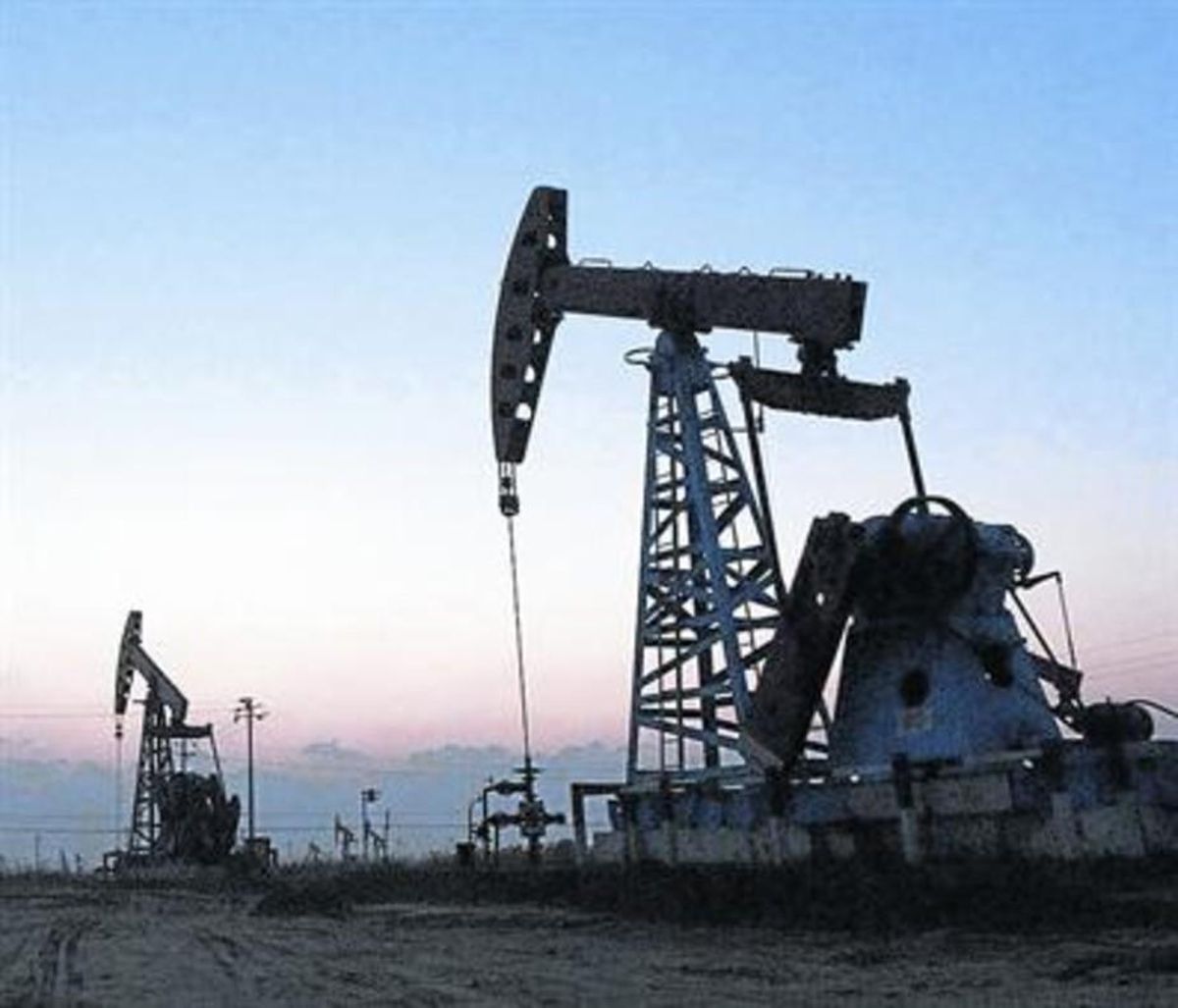 Campo de extracción de petróleo. Campo de extracción de petróleo.