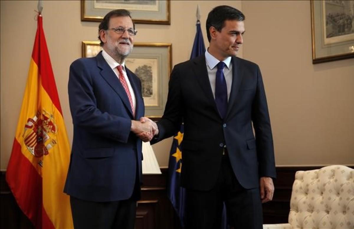 Mariano Rajoy y Pedro Sánchez se saludan antes del inicio de la reunión en el Congreso, el 2 de agosto.