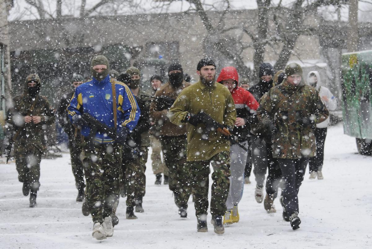 Foto de archivo de soldados del batallón de voluntarios de Ucrania Azov en 2015.