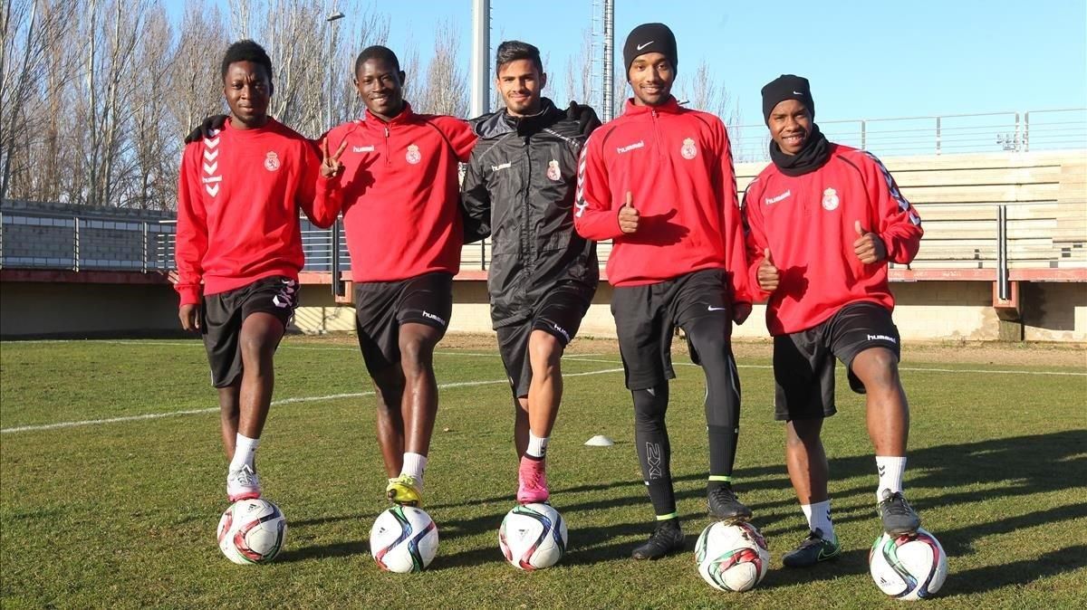 Ali Almoez, segundo por la izquierda, y Madibo, derecha, con sus compañeros de la Cultural Leonesa en 2016. Ali Almoez, segundo por la izquierda, y Madibo, derecha, con sus compañeros de la Cultural Leonesa en 2016.