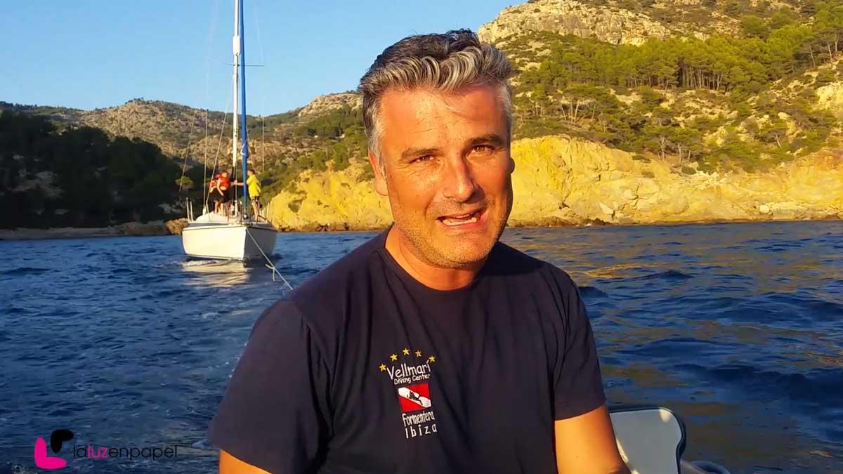 ’El playólogo’ rescata a una familia australiana cuyo barco se había averiado.