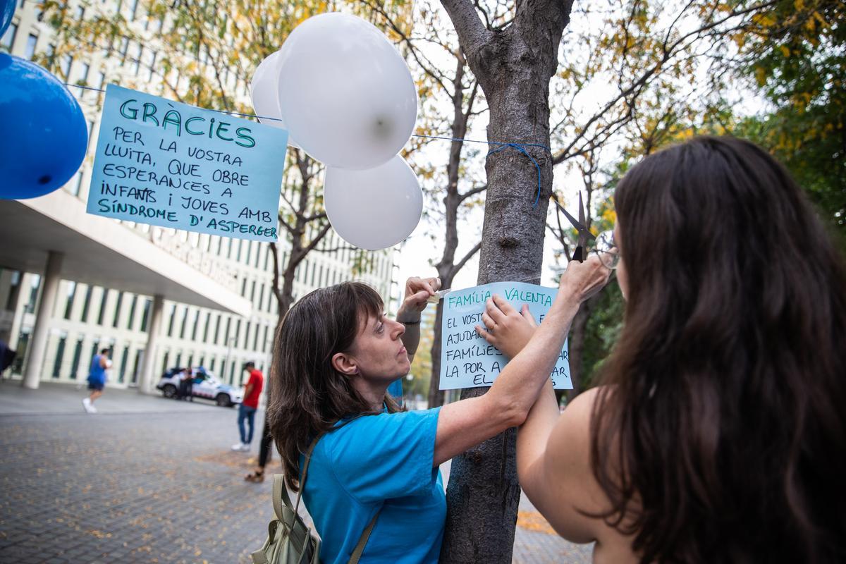 Muestras de apoyo en la Ciutat de la Justícia a la familia de Sergi, que denuncia haber sufrido acoso y agresiones sexuales en grupo por parte de unos compañeros del colegio.