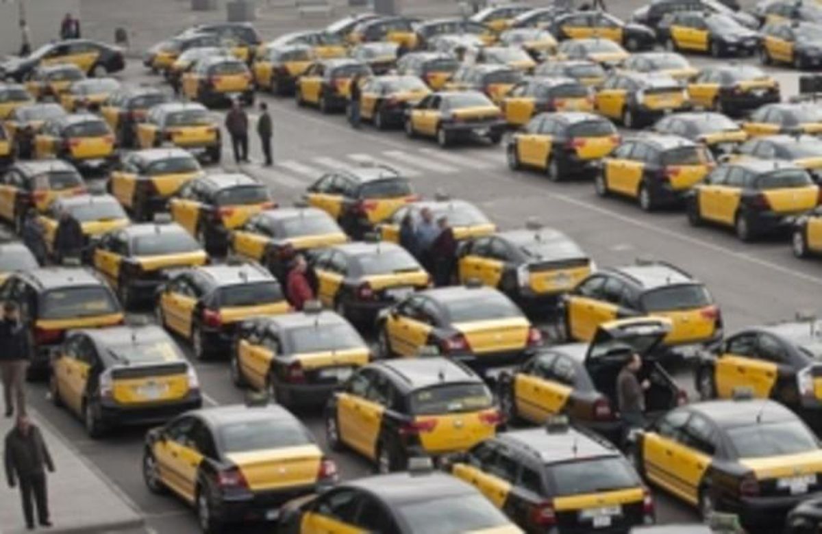 Colas de taxis en la parada de la estación de Sants de Barcelona, el pasado enero. Colas de taxis en la parada de la estación de Sants de Barcelona, el pasado enero.