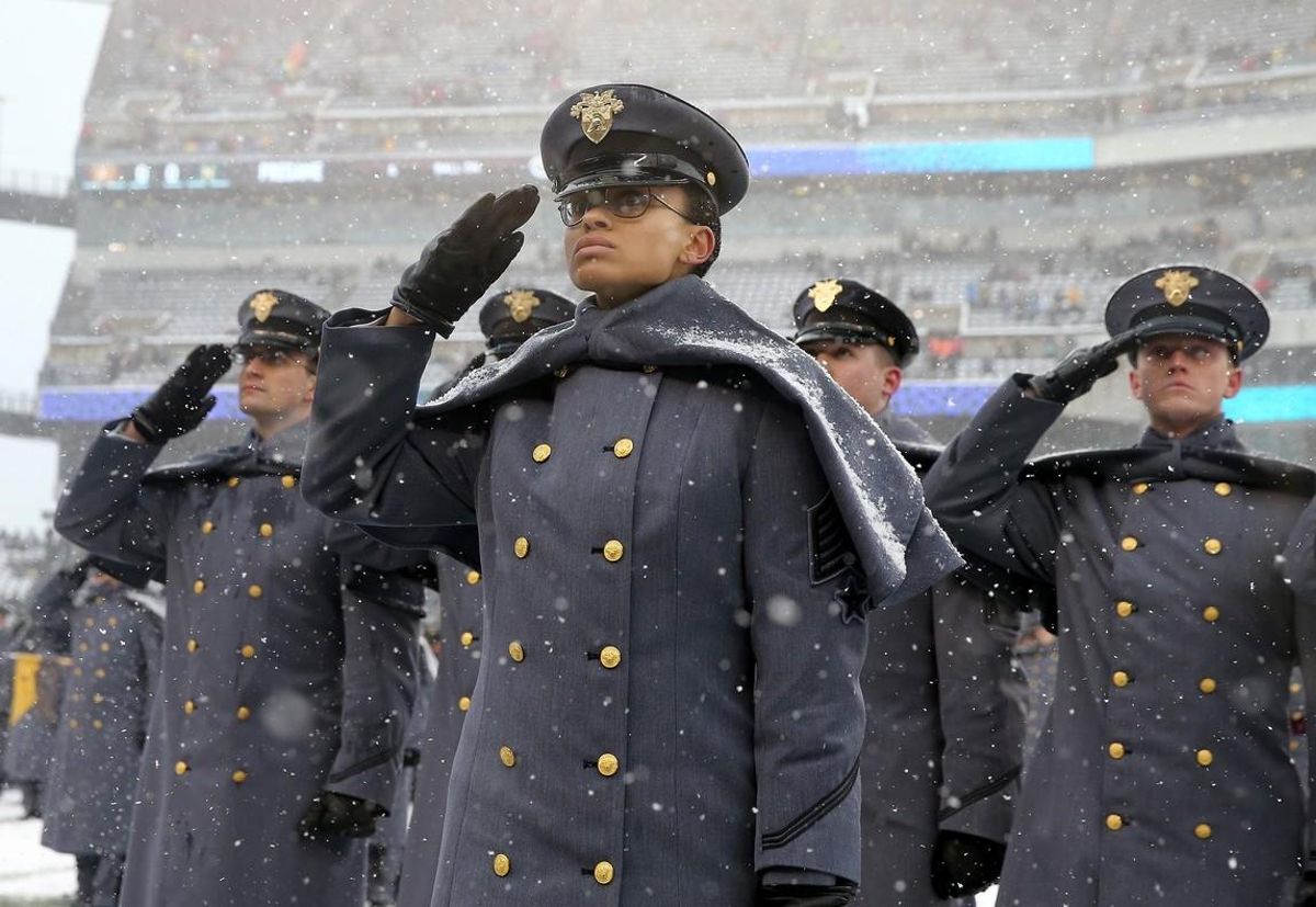 Simone Askew liderando el desfile previo del tradicional partido entre el Ejército de Tierra y la Armada. Simone Askew liderando el desfile previo del tradicional partido entre el Ejército de Tierra y la Armada.