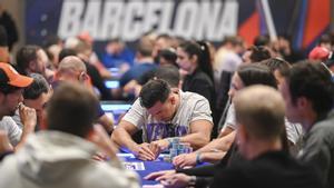 Un jugador observa sus cartas en el Casino de Barcelona en el regreso del Tour europeo de póker.