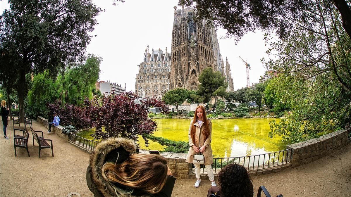 Turistas, muy pocos, en el entorno de la Sagrada Família, el pasado abril. Turistas, muy pocos, en el entorno de la Sagrada Família, el pasado abril.
