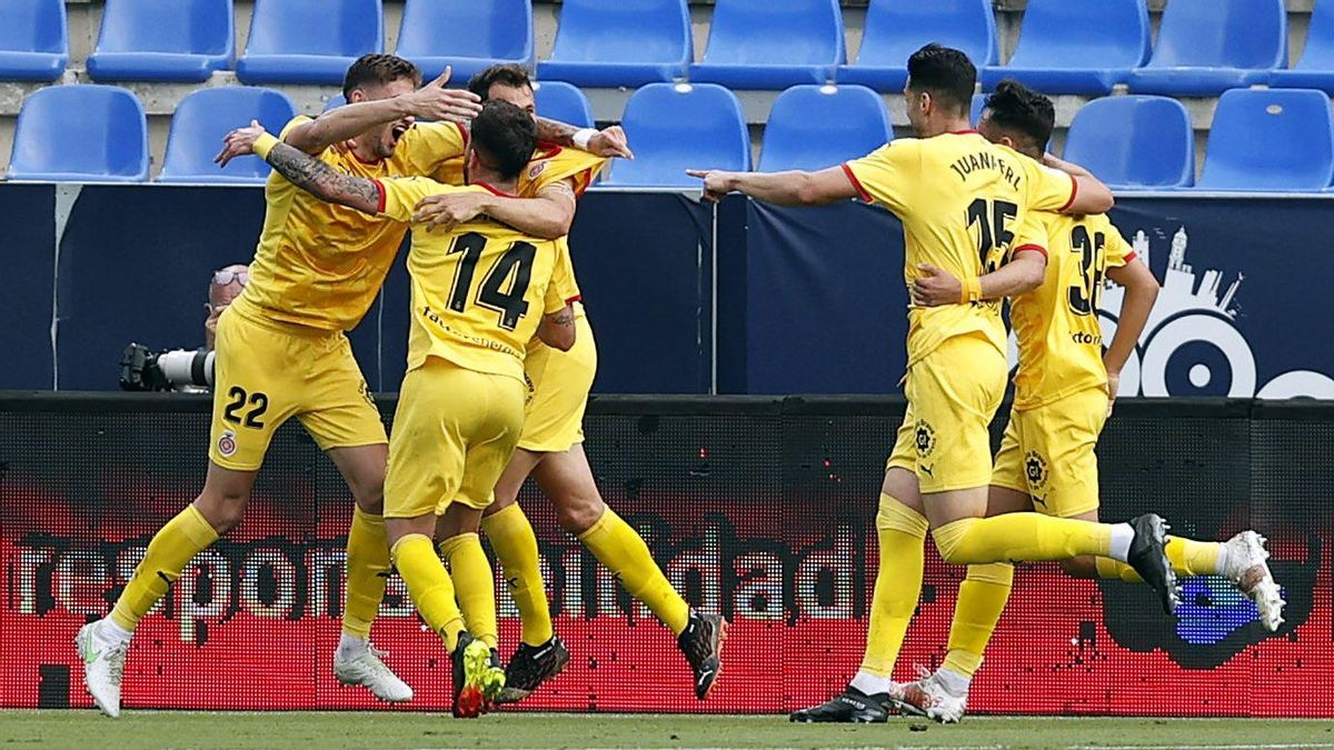 Los jugadores del Girona acuden a felicitar a Santi Bueno tras anotar el 0-1. Los jugadores del Girona acuden a felicitar a Santi Bueno tras anotar el 0-1.