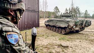 Misión española en Letonia. En la imagen, un soldado y un vehículo Pizarro de los desplazados por el Ejército.
