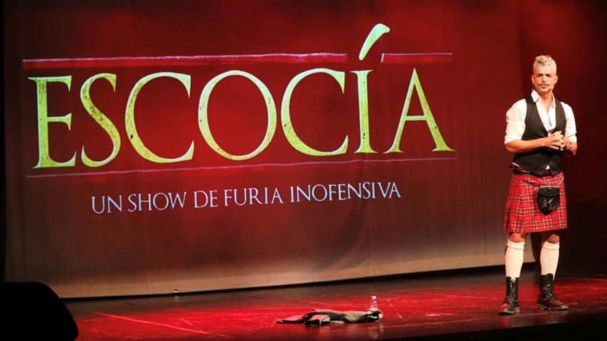 El humorista, junto al cartel anunciador, al inicio del espectáculo. El humorista, junto al cartel anunciador, al inicio del espectáculo.