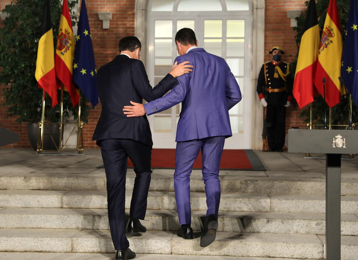 El primer ministro belga, Alexander de Croo, con Pedro Sánchez, tras su comparecencia en Moncloa. El primer ministro belga, Alexander de Croo, con Pedro Sánchez, tras su comparecencia en Moncloa.