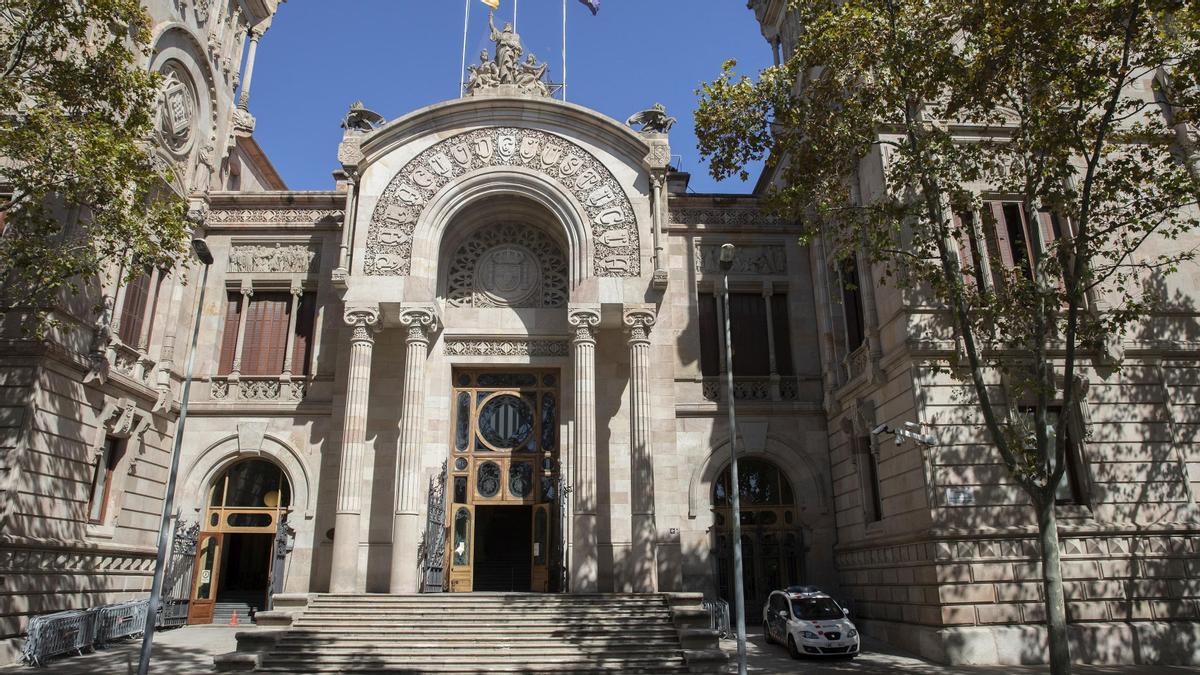 En el 2019, la Audiencia de Barcelona condenó a Lluís G.M., gerente de varios cines del Maresme, a 23 años y ocho meses de prisión por varios delitos continuados de abuso sexual, prostitución y corrupción de menores.