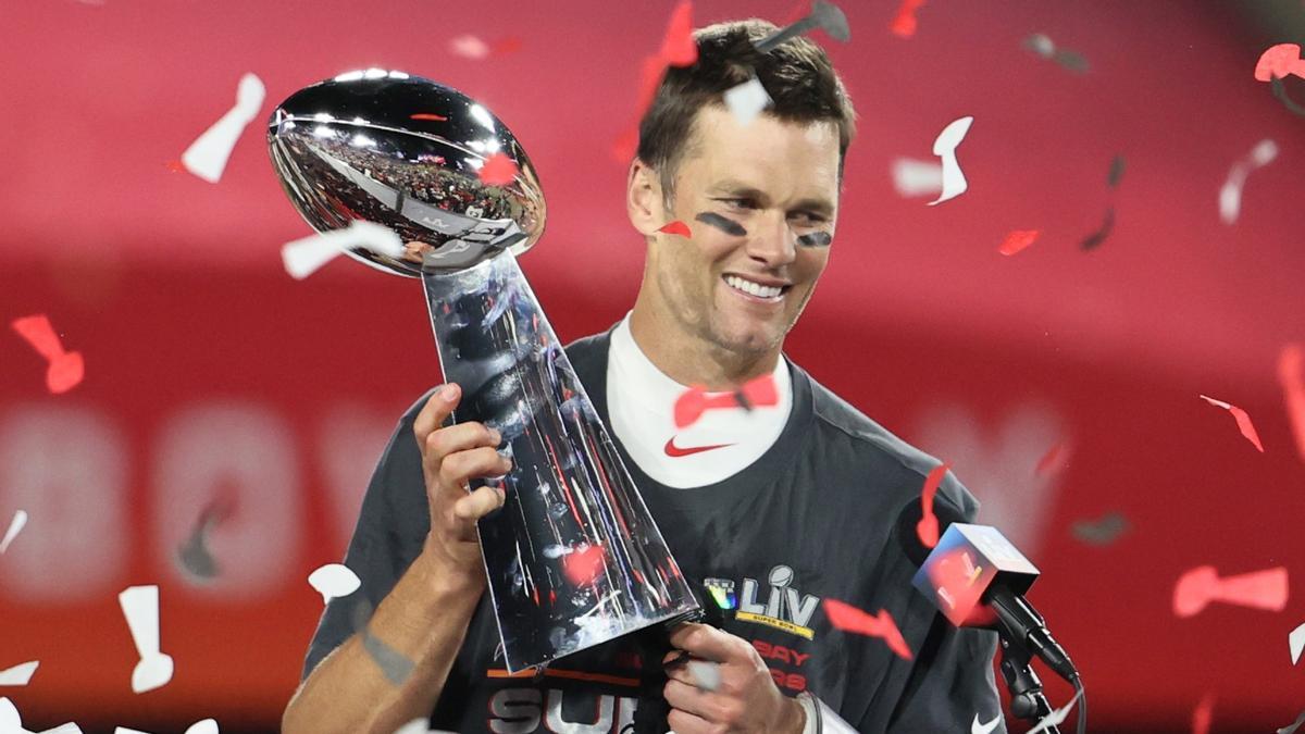 Tom Brady, con el trofeo Vince Lombardi en la penúltima Super Bowl.