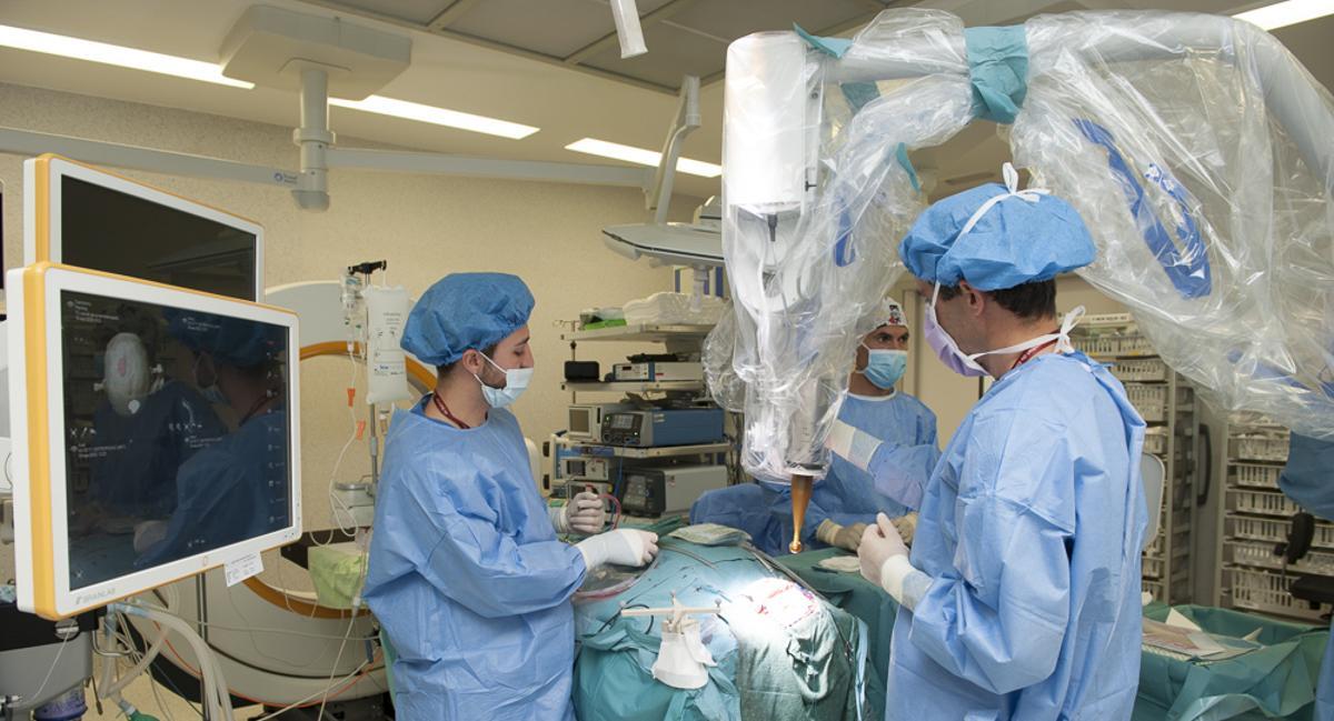 Intervención quirúrgica en el Hospital Universitari de Bellvitge de L’Hospitalet.