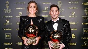 Alexia Putellas y Messi posan con los Balones de Oro 2021. 