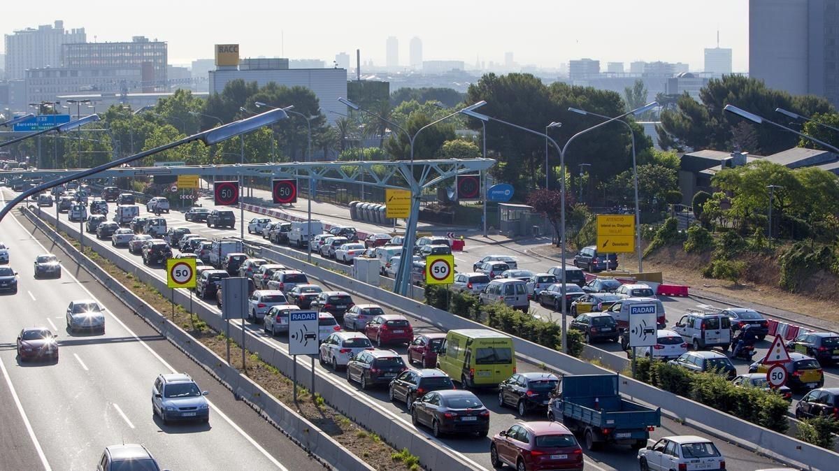 Atasco de coches a la entrada en la ciudad de Barcelona Atasco de coches a la entrada en la ciudad de Barcelona