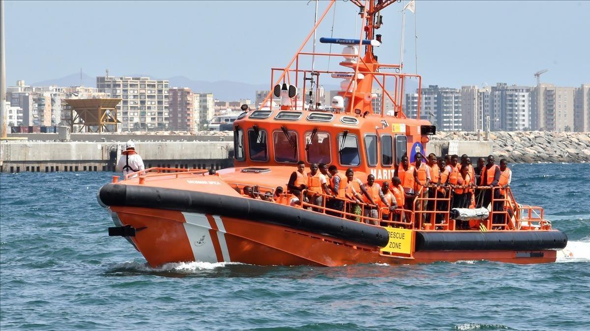 Una patrulla de Salvamento Marítimo navega por aguas de Almería tras rescatar a 68 inmigrantes en el mar de Alborán.
