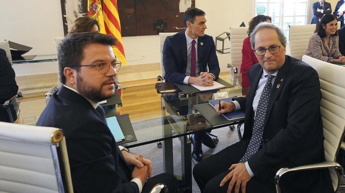 Pere Aragonès, Quim Torra y Pedro Sánchez, el pasado 26 de febrero en la Moncloa, durante la primera reunión de la mesa de diálogo. Pere Aragonès, Quim Torra y Pedro Sánchez, el pasado 26 de febrero en la Moncloa, durante la primera reunión de la mesa de diálogo.