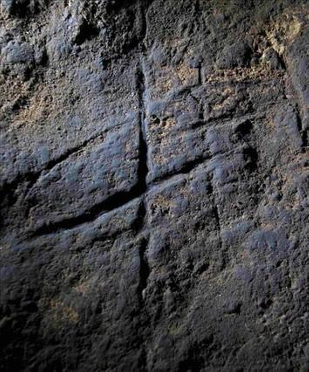 El grabado localizado en la cueva Gorham, en Gibraltar, formado por diversas líneas que se cruzan perpendicularmente. El grabado localizado en la cueva Gorham, en Gibraltar, formado por diversas líneas que se cruzan perpendicularmente.