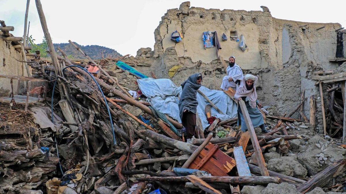 Afganistán suma 1.030 muertos y más de 1.500 heridos tras el terremoto